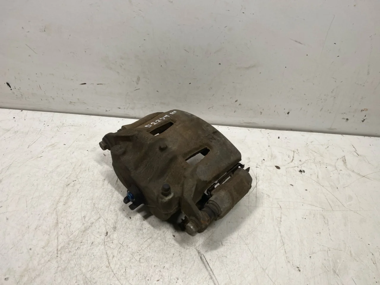 Nissan LEAF 2017-24 Front right brake caliper view 2