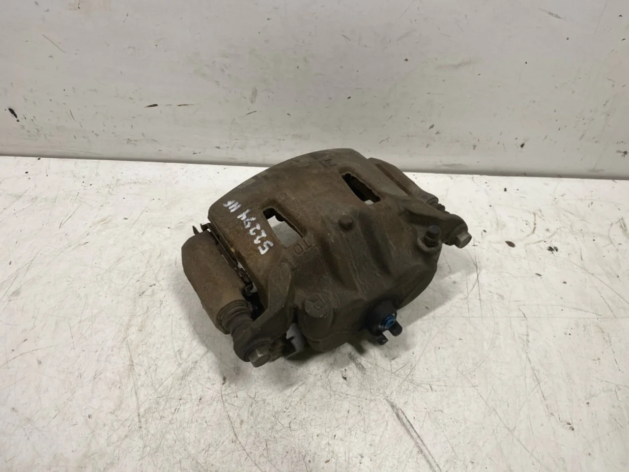 Nissan LEAF 2017-24 Front right brake caliper view 3