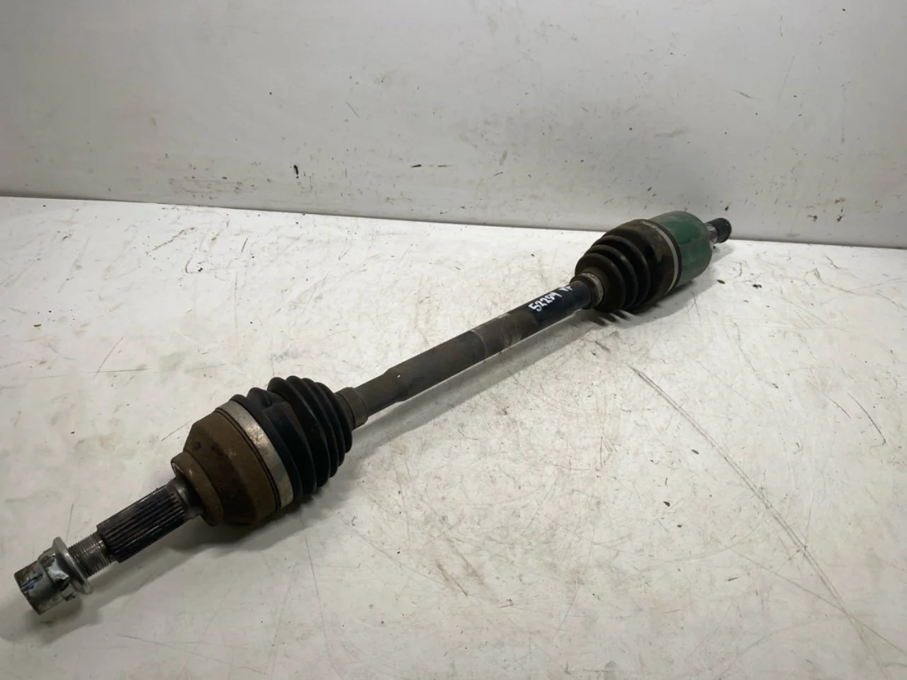 Nissan LEAF 2017-24 Front left driveshaft view 3
