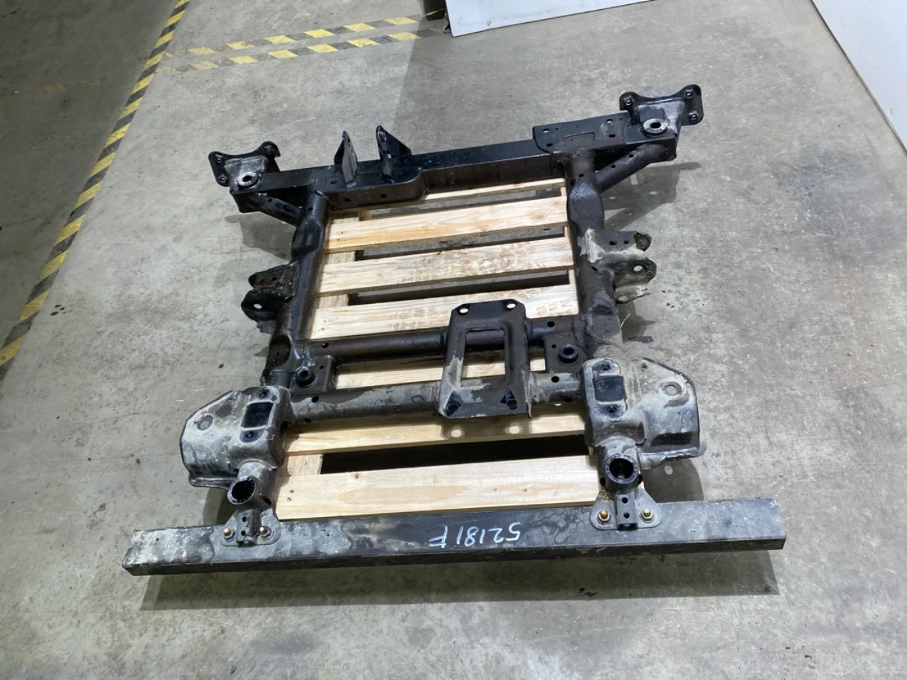 Byd ATTO 3 2022- Első futómű merevítő (gerenda) nézet 4