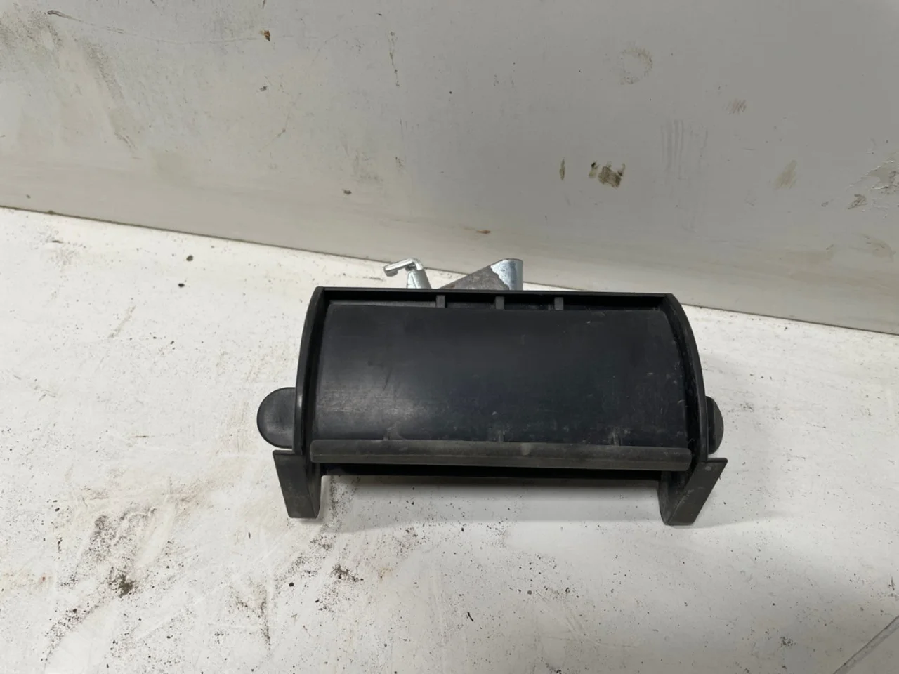 Maxus E-DELIVER3 EV30 2020- Tailgate exterior handle view 2