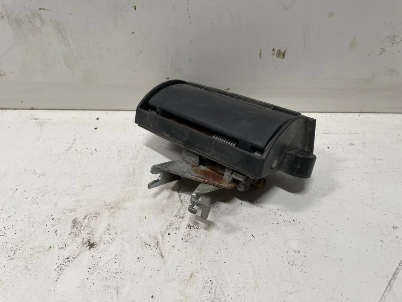 Maxus E-DELIVER3 EV30 2020- Tailgate exterior handle view 3