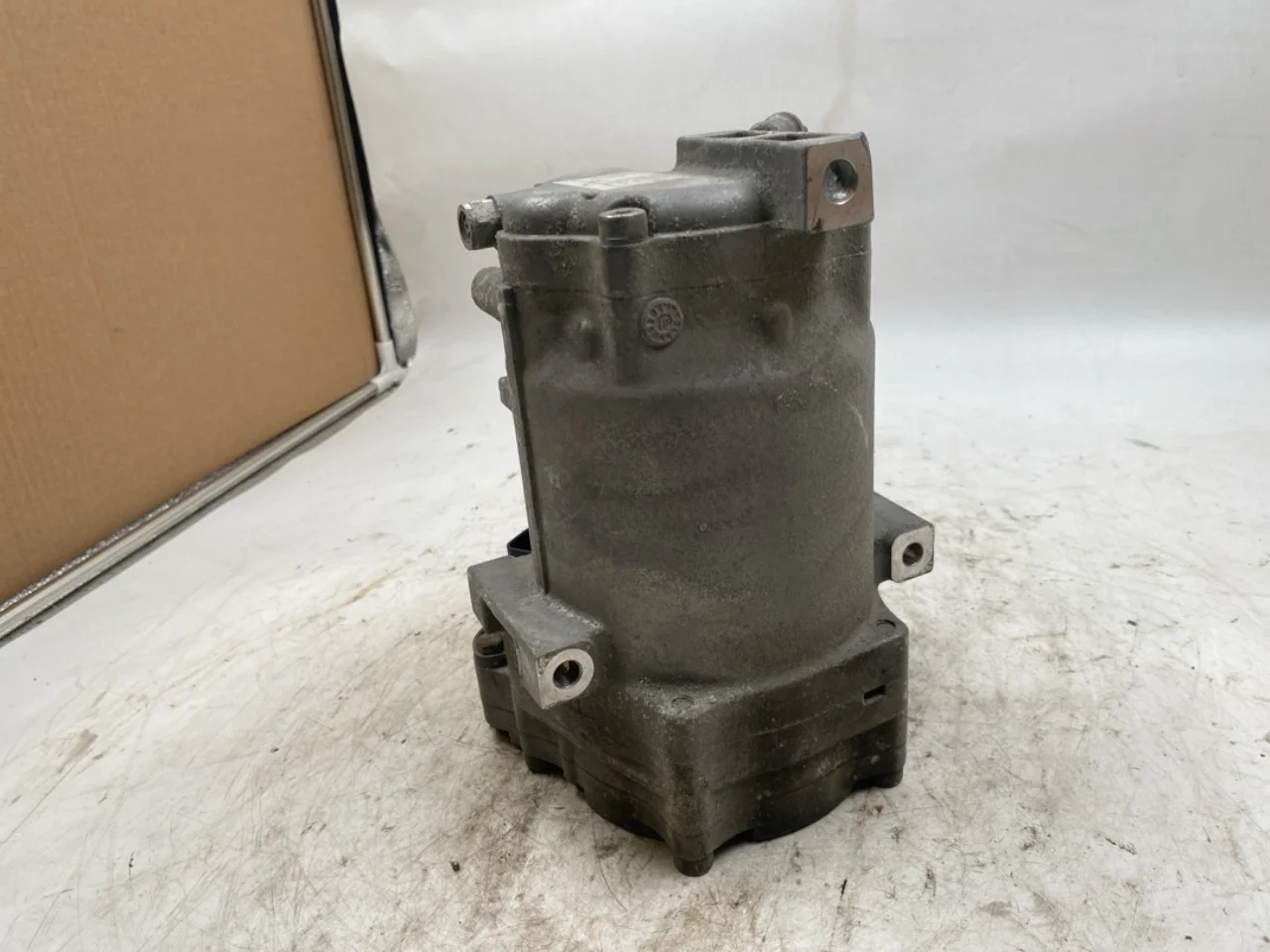 Nissan LEAF 2011-17 A/C compressor view 2