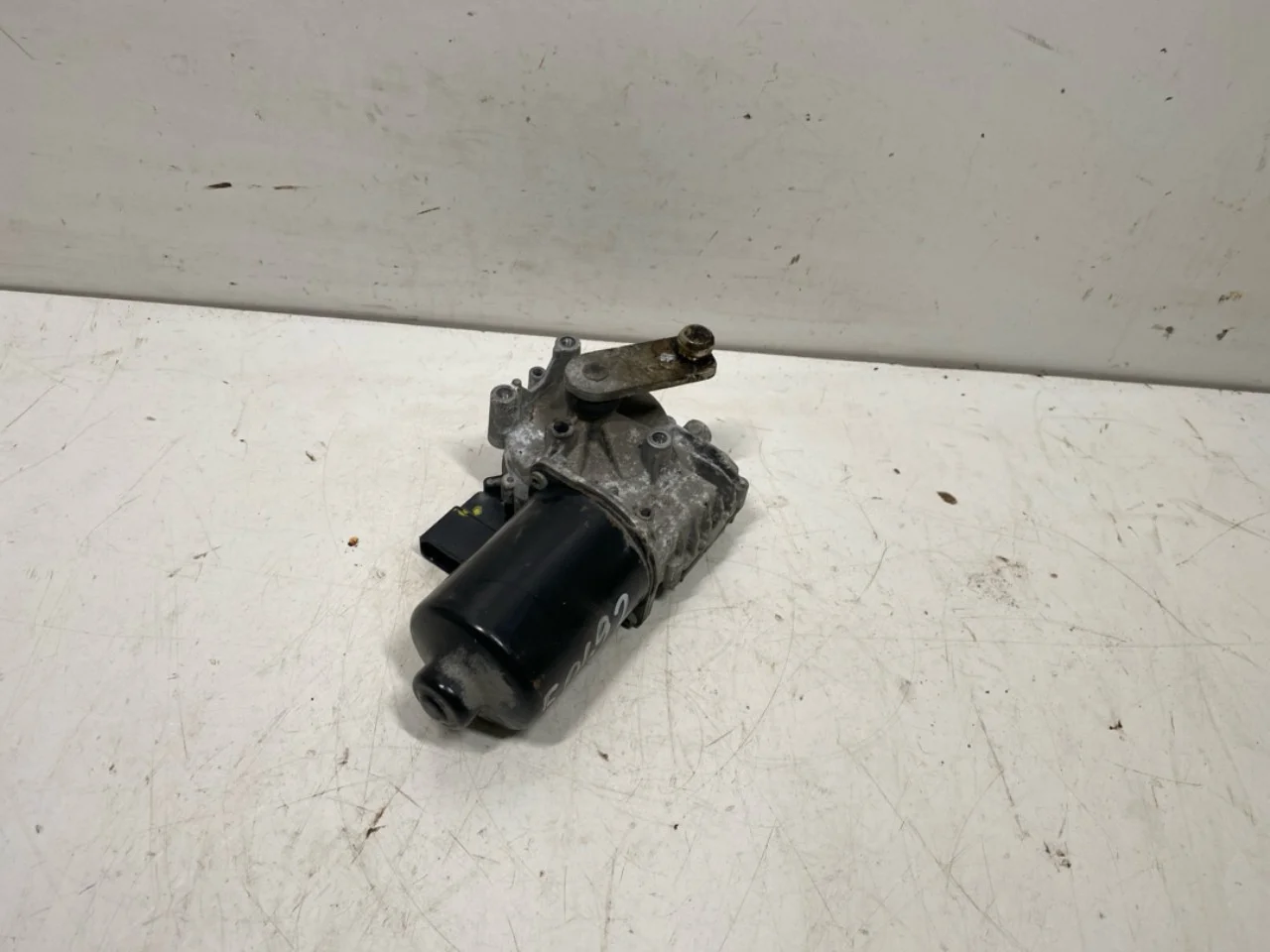 Tesla MODEL X 2016- Windshield wiper motor view 3