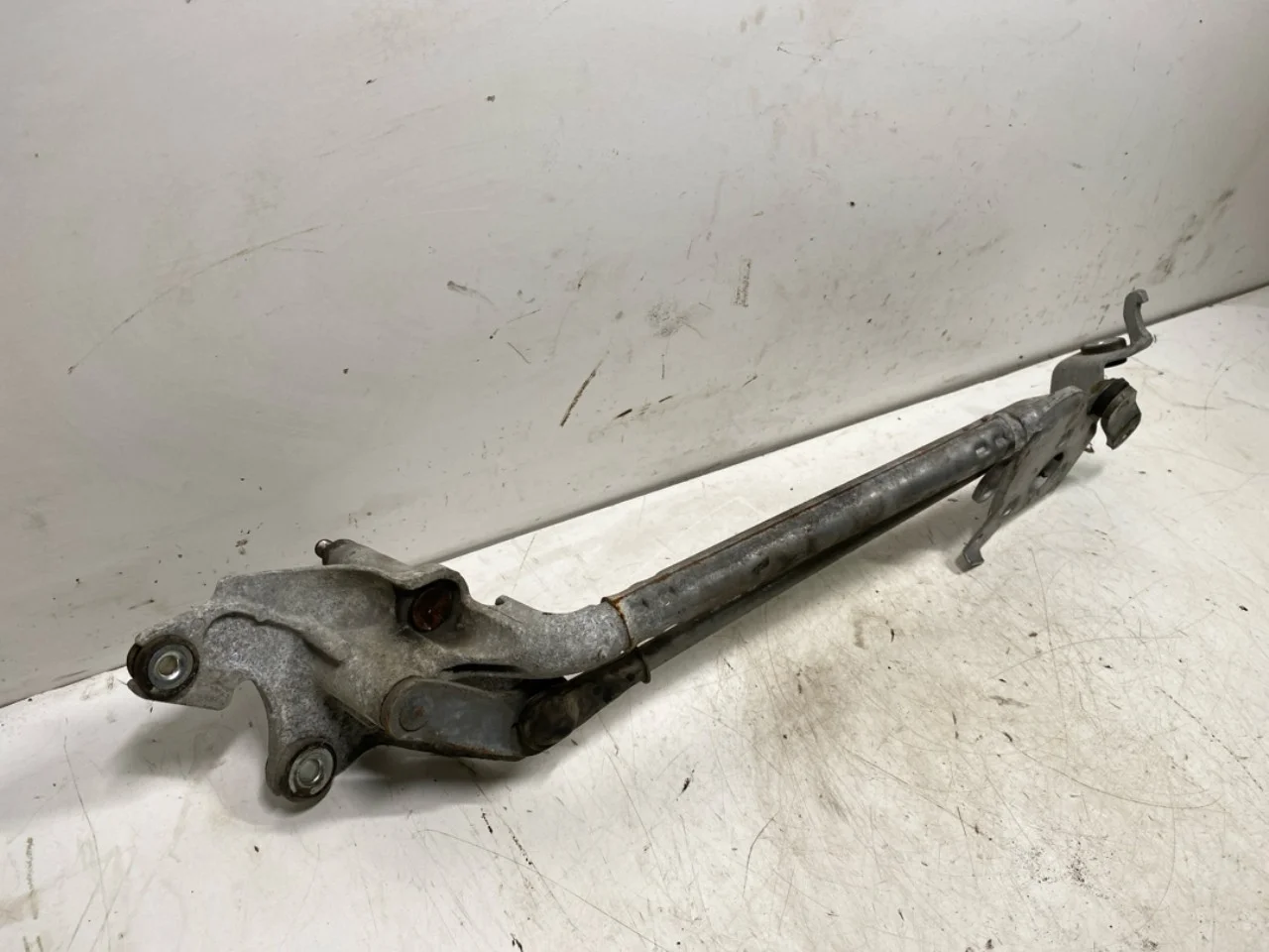 Citroen C-ZERO Windshield wiper linkage view 2