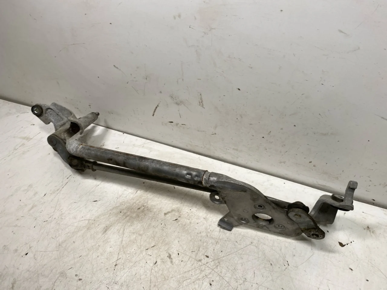 Citroen C-ZERO Windshield wiper linkage view 3
