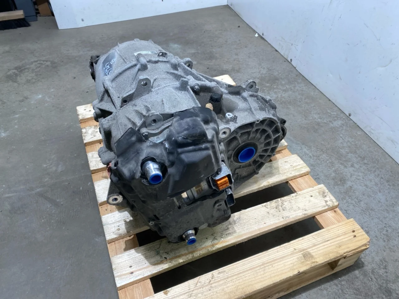 Tesla MODEL Y 2021- Elektromos motor, hátsó nézet 3