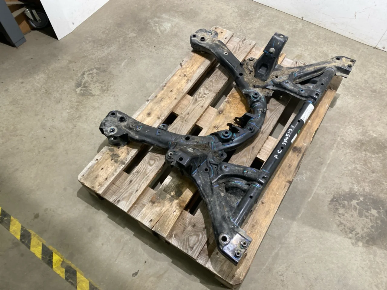 Tesla MODEL Y 2021- Front subframe view 2