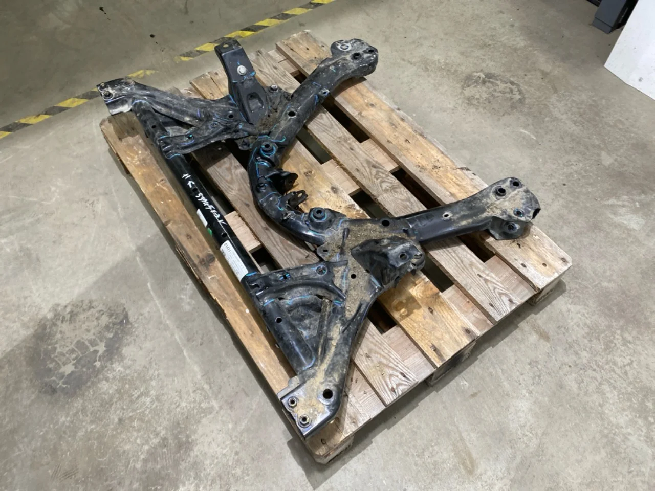 Tesla MODEL Y 2021- Front subframe view 3