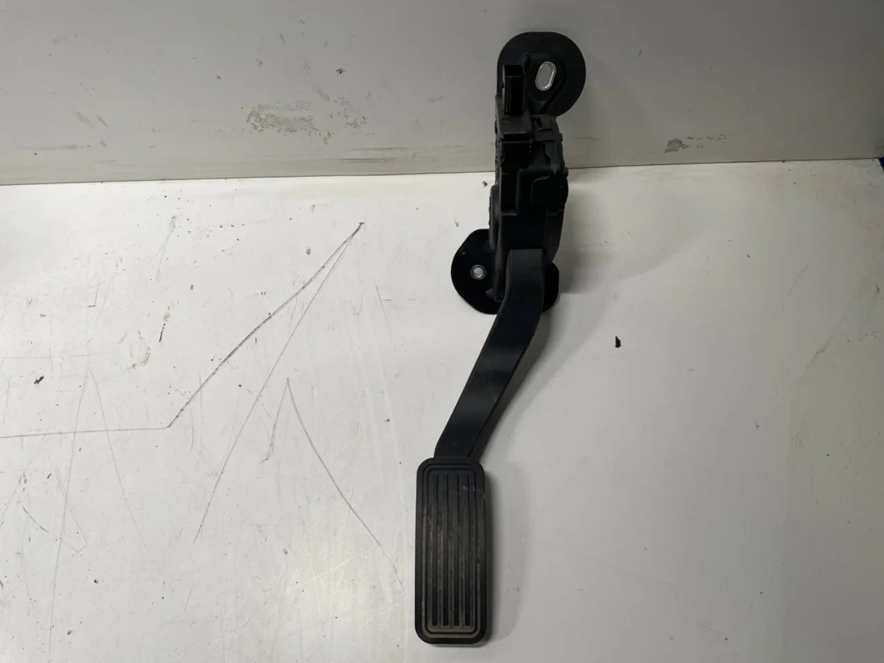 Tesla MODEL S 2013- Accelerator pedal view 2