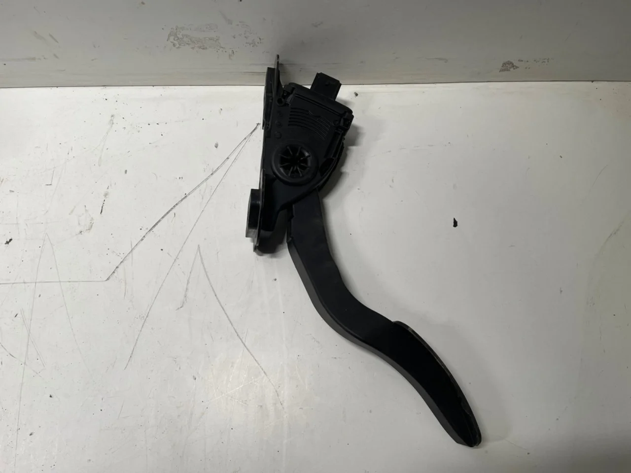 Tesla MODEL S 2013- Accelerator pedal view 3
