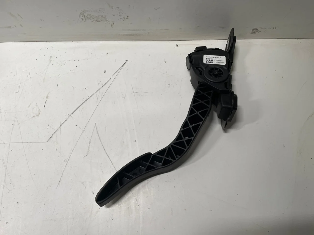 Tesla MODEL S 2013- Accelerator pedal view 4