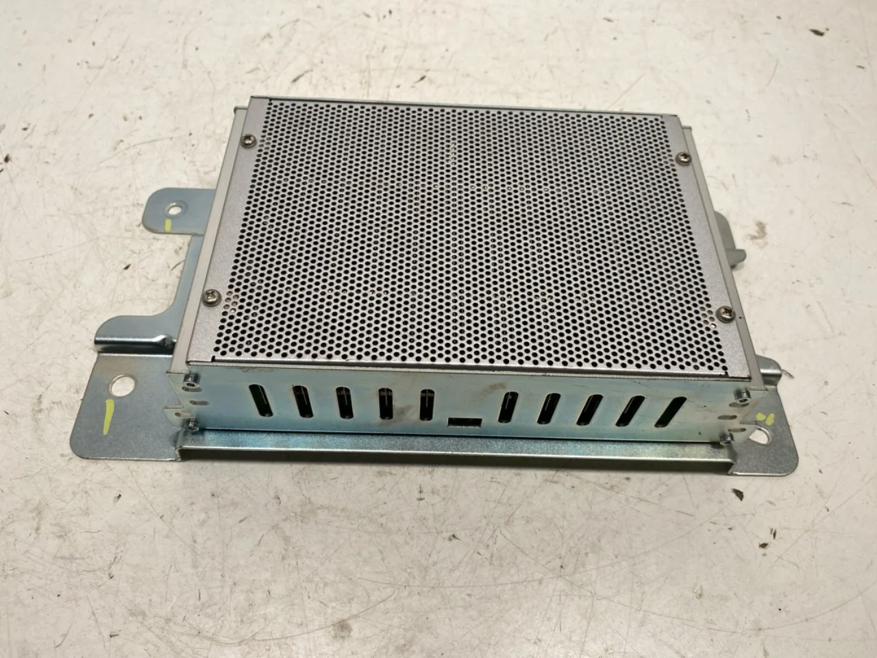 Hongqi E-HS9 2022- Radio / hi-fi amplifier