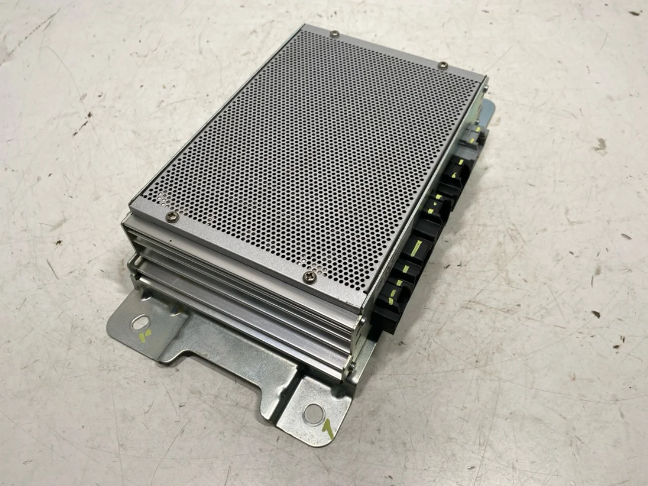 Hongqi E-HS9 2022- Radio / hi-fi amplifier view 2