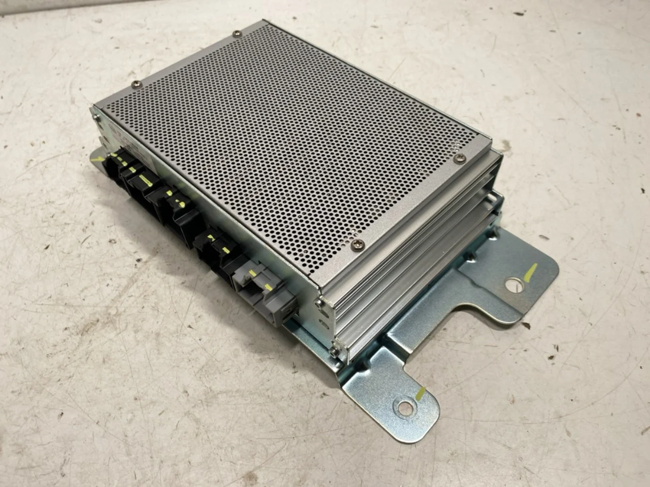 Hongqi E-HS9 2022- Radio / hi-fi amplifier view 3