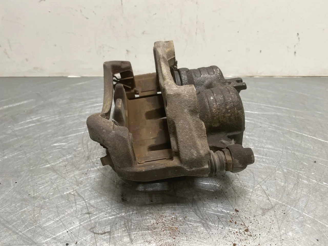 Nissan LEAF 2017-24 Front right brake caliper view 3