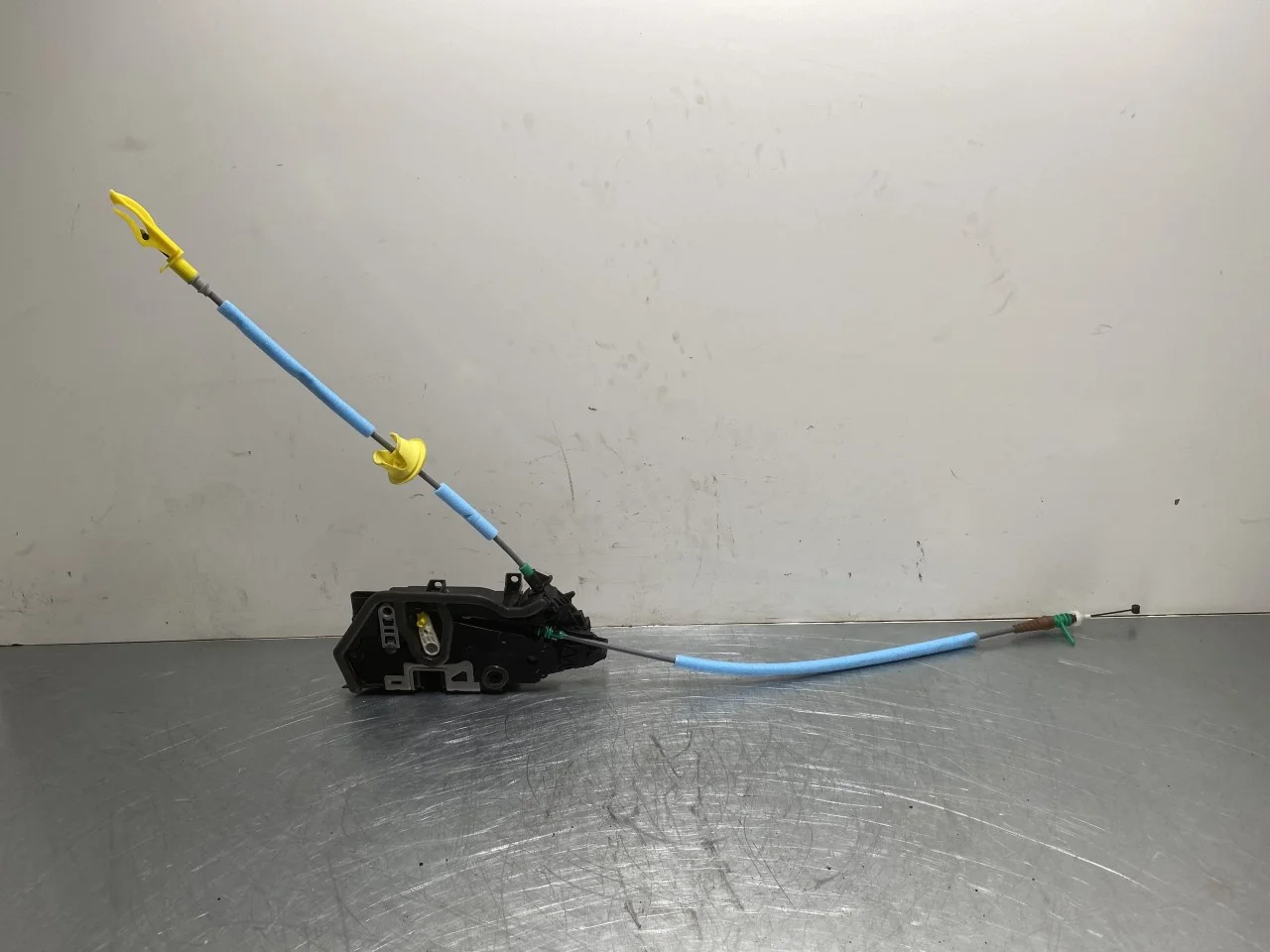 BMW I4 G26 2021-> Door lock housing view 2