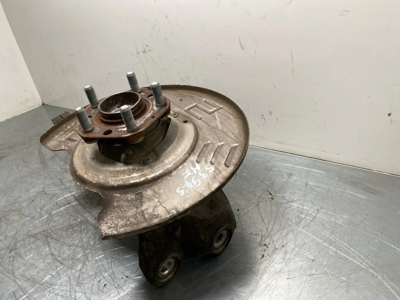 Tesla MODEL Y 2021- Front right steering knuckle view 2
