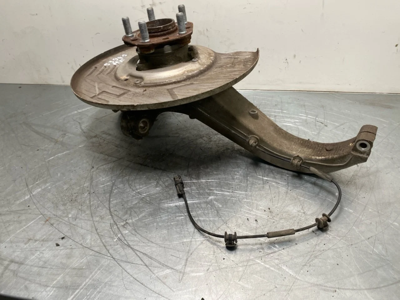 Tesla MODEL Y 2021- Front right steering knuckle view 3