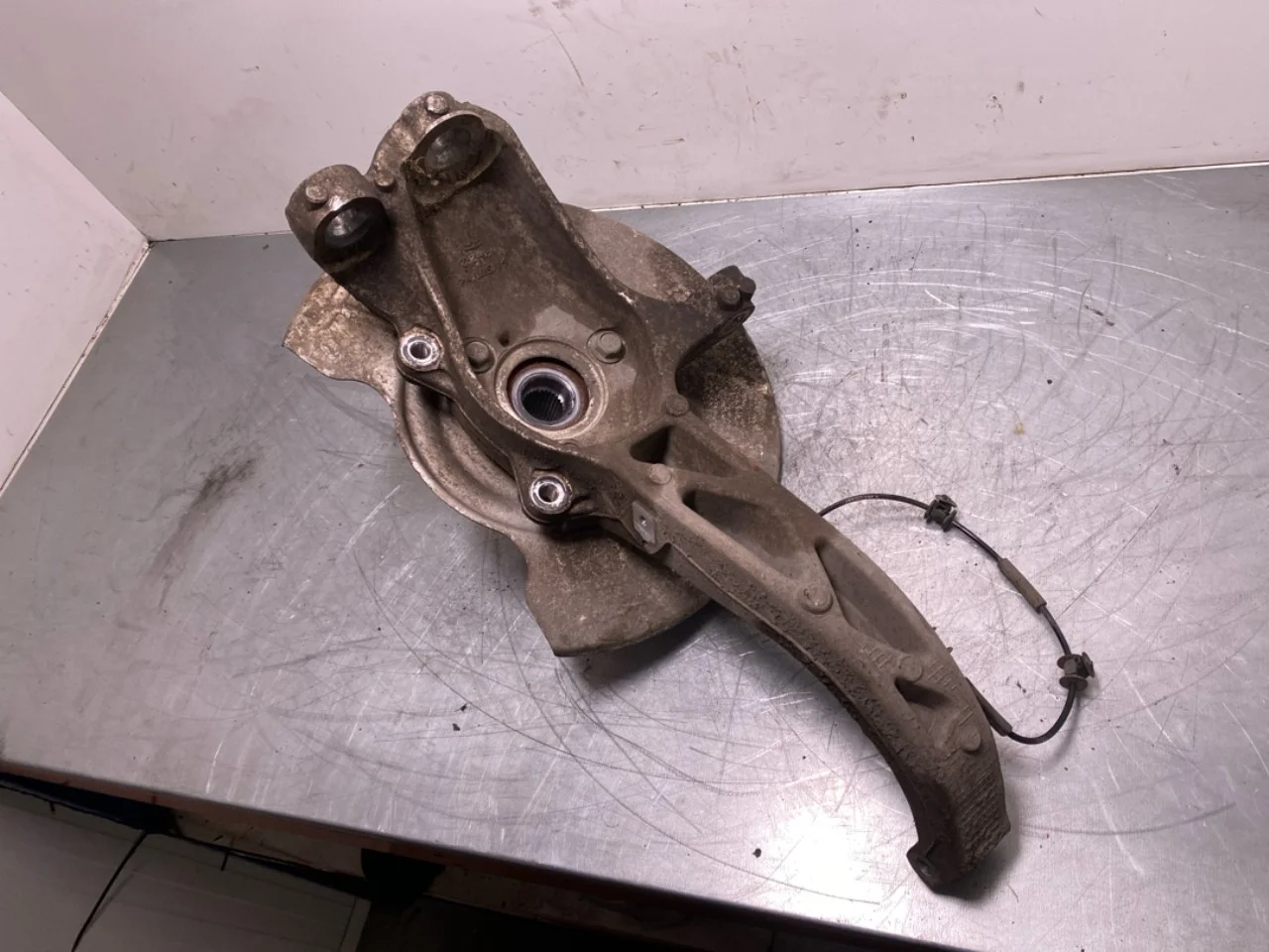 Tesla MODEL Y 2021- Front right steering knuckle view 4