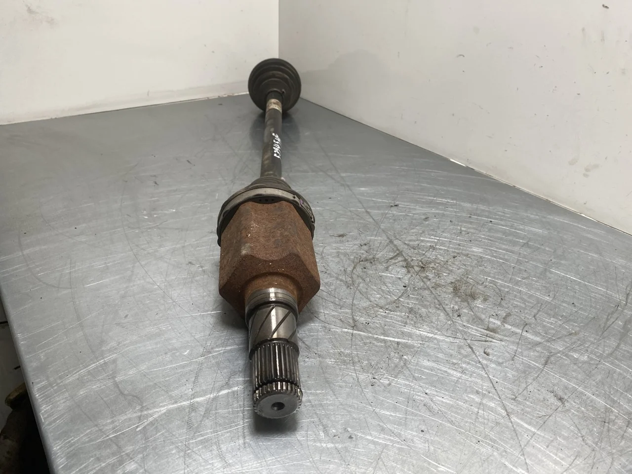 Tesla MODEL Y 2021- Front right driveshaft view 3