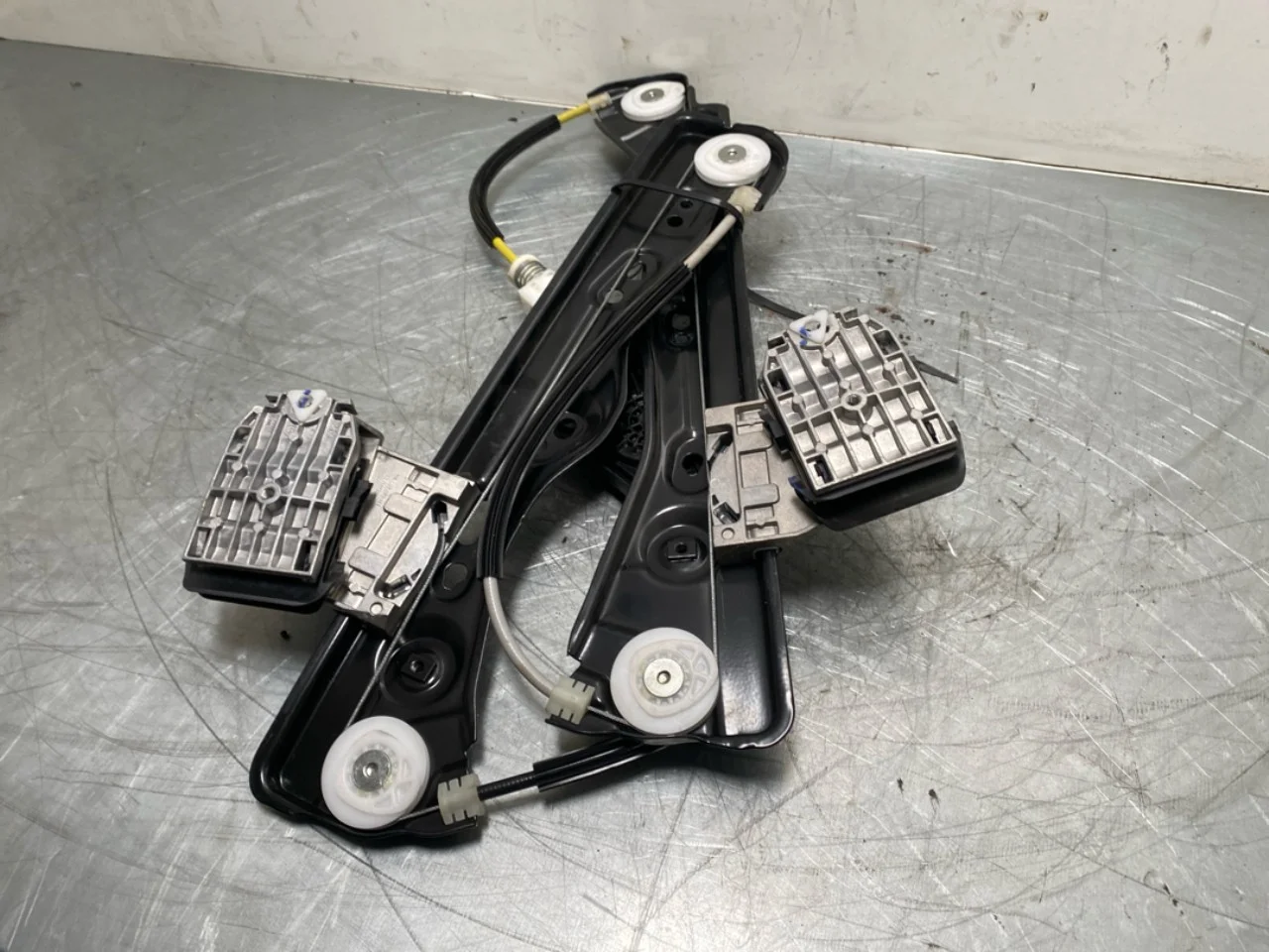 Tesla MODEL Y 2021- Electric window regulator, complete view 2