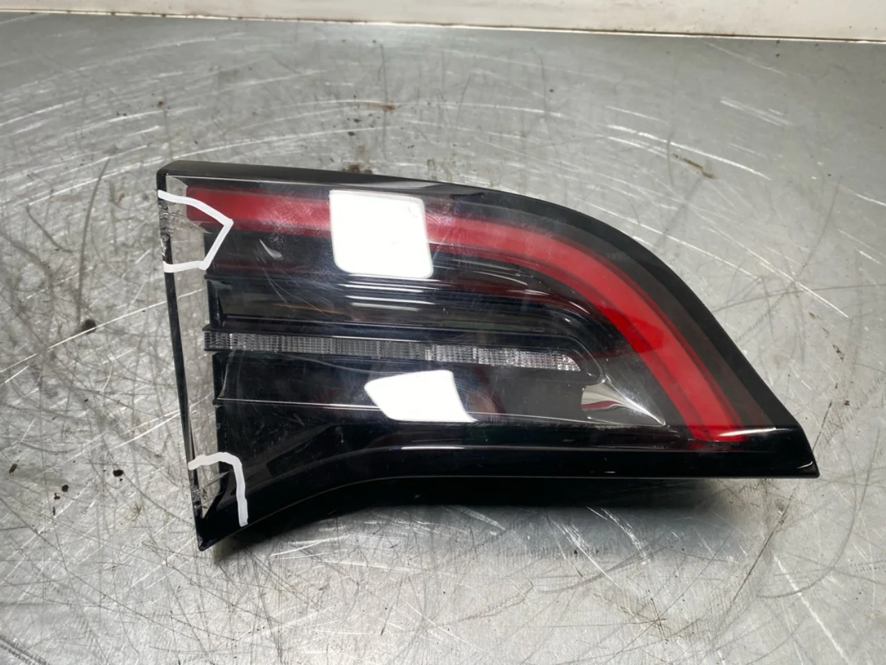 Tesla MODEL Y 2021- Hátsó lámpa, bal, csomagtérajtón (belső)
