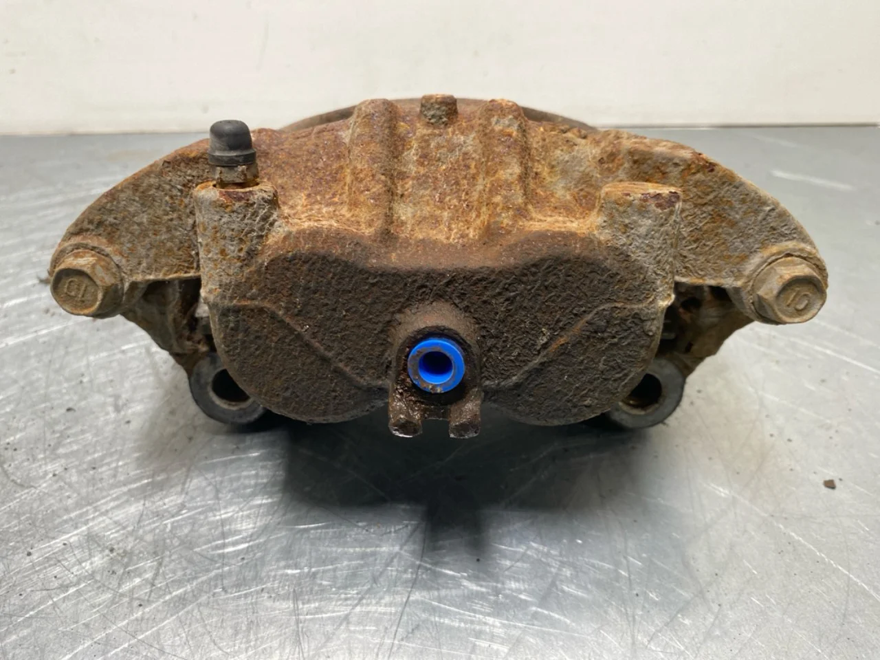 Nissan LEAF 2017-24 Front left brake caliper view 2