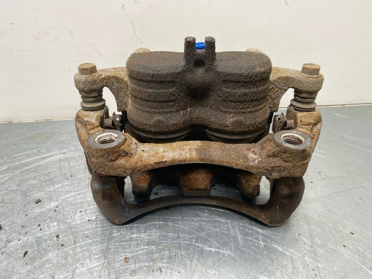 Nissan LEAF 2017-24 Front left brake caliper view 3