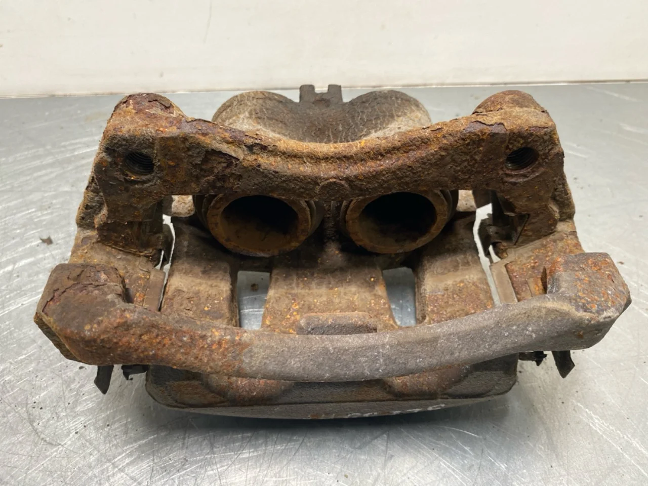 Nissan LEAF 2017-24 Front right brake caliper view 4