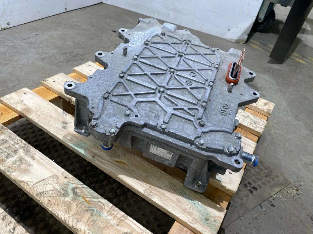 Nissan LEAF 2011-17 Invertor, 12-220V vedere 2