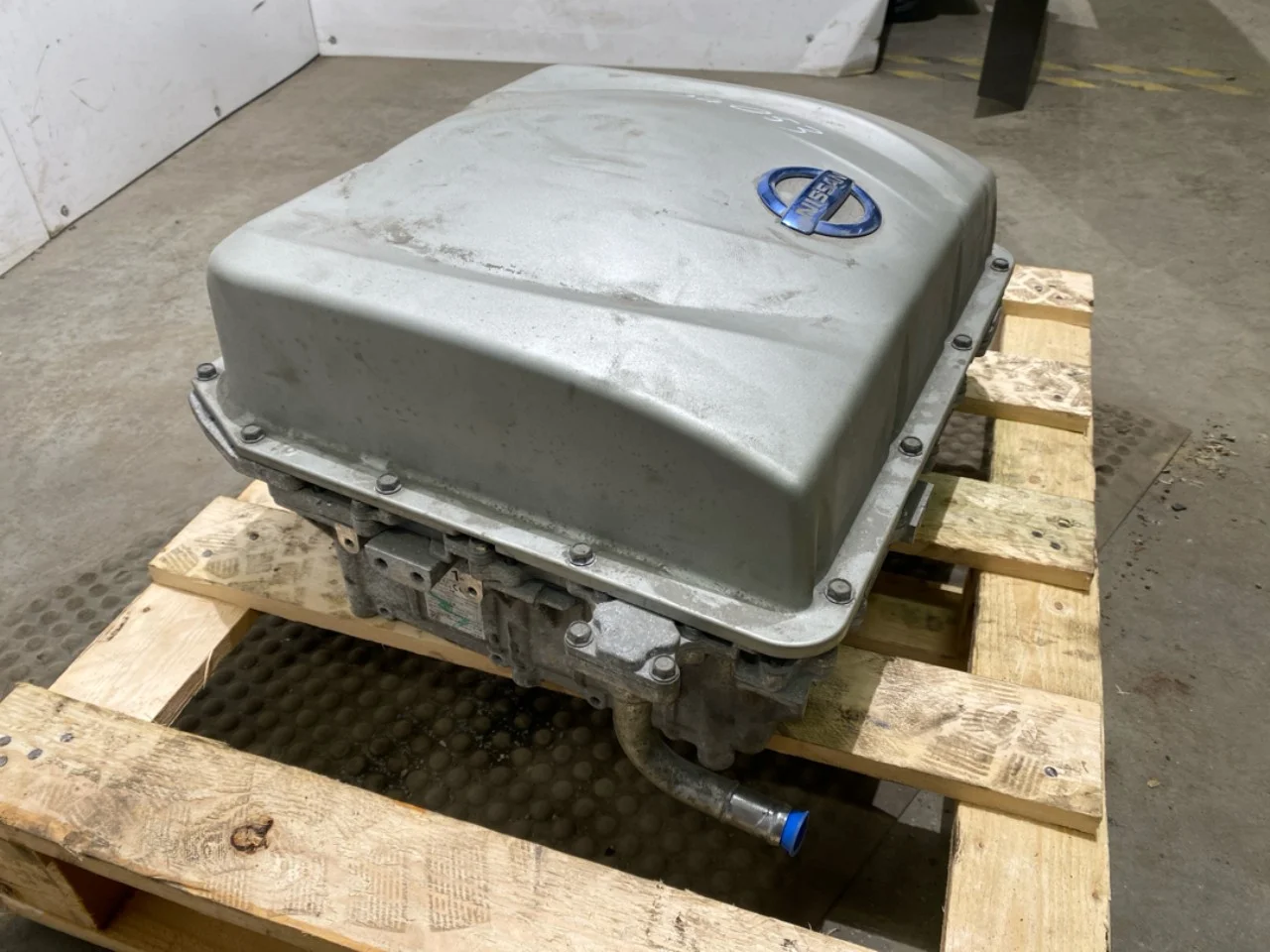 Nissan LEAF 2011-17 Battery charger view 3