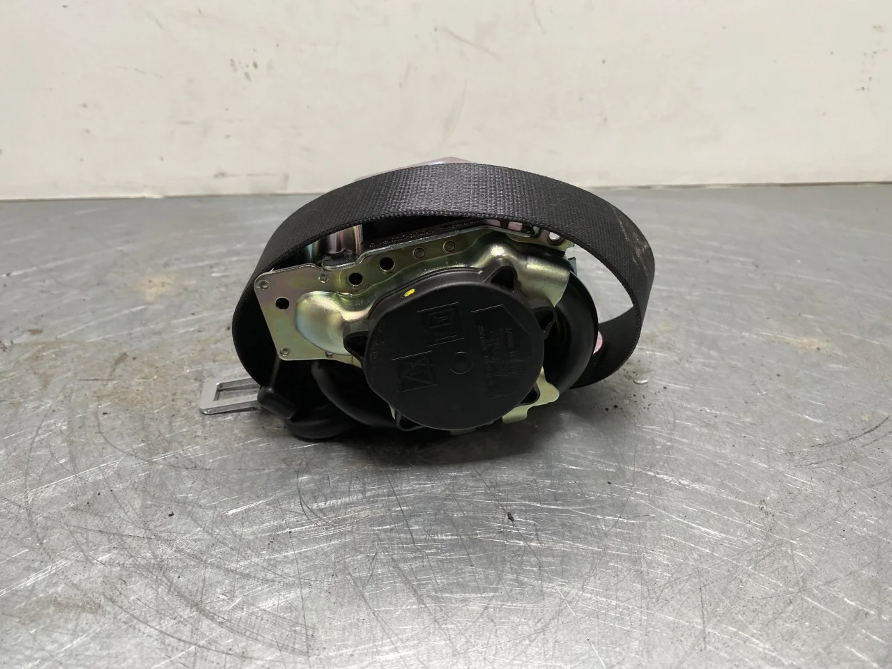 Porsche TAYCAN 2020- Rear right seat belt view 3