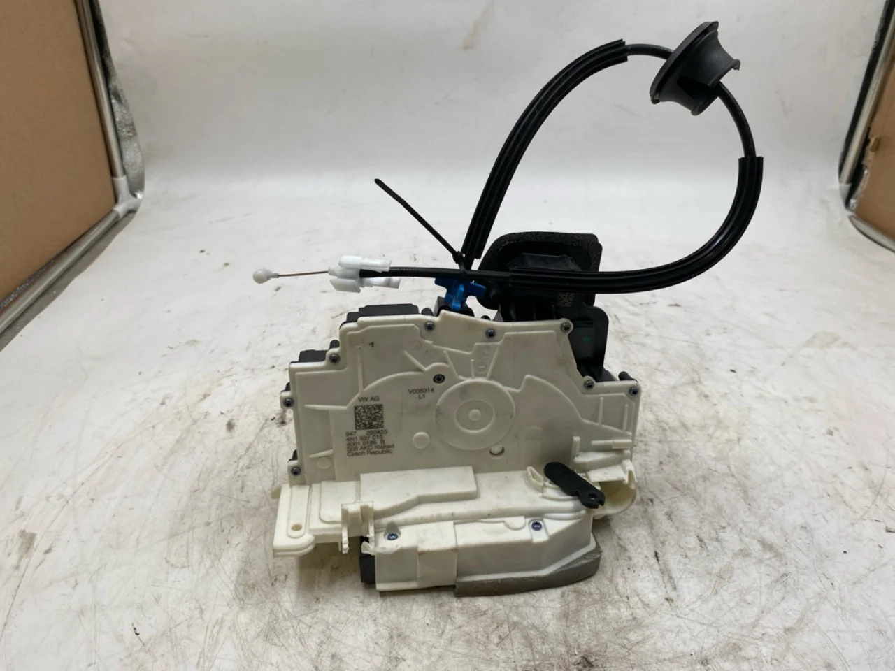 Porsche TAYCAN 2020- Door lock housing view 2