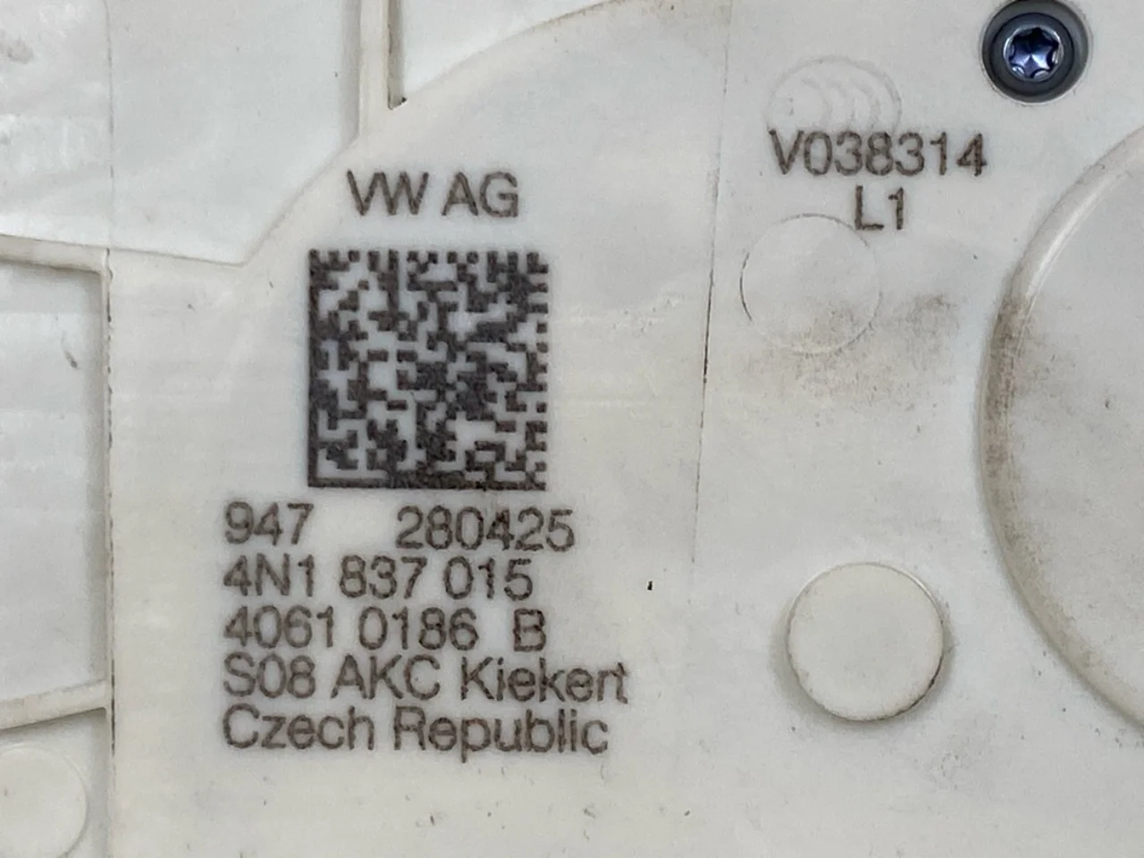 Porsche TAYCAN 2020- Door lock housing view 3
