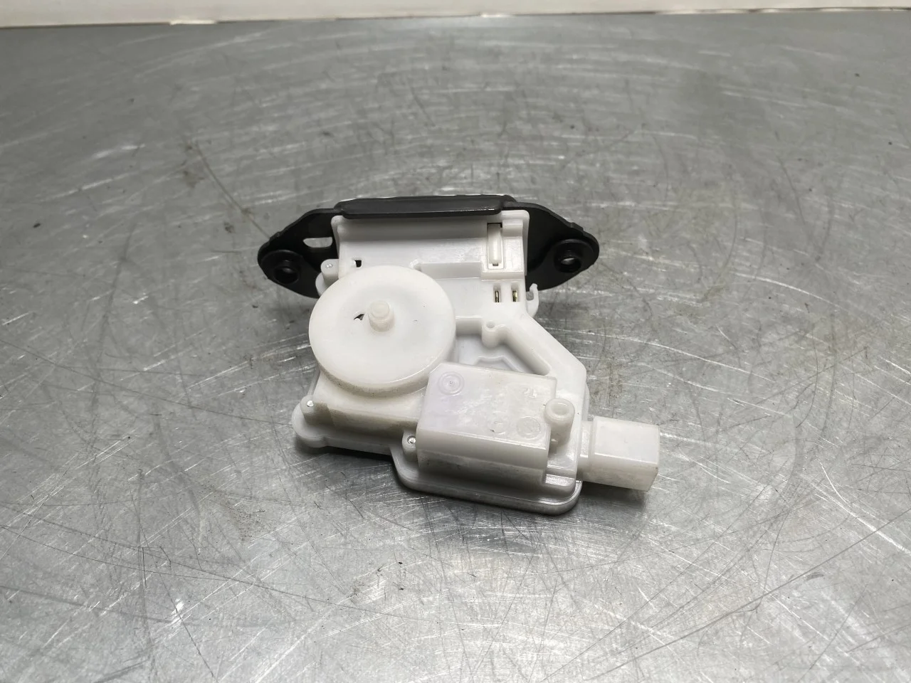 Nissan LEAF 2017-24 Tailgate lock view 2