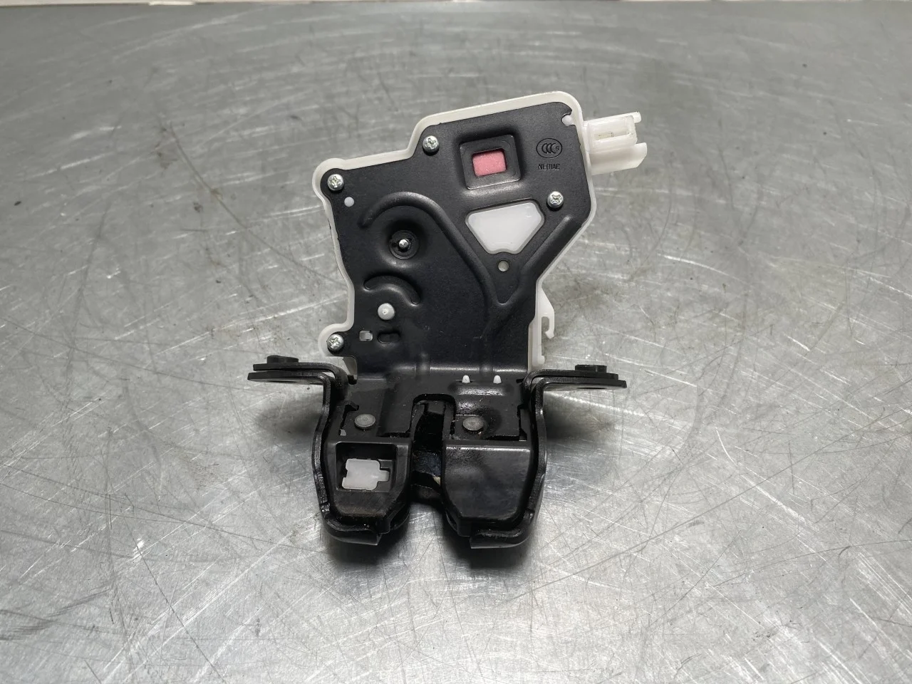 Nissan LEAF 2017-24 Tailgate lock view 3