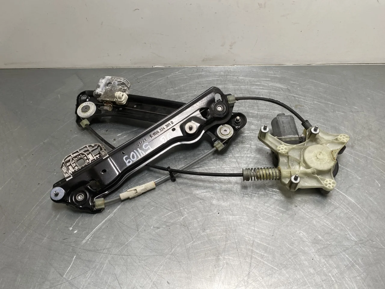 Porsche TAYCAN 2020- Electric window regulator, complete view 2
