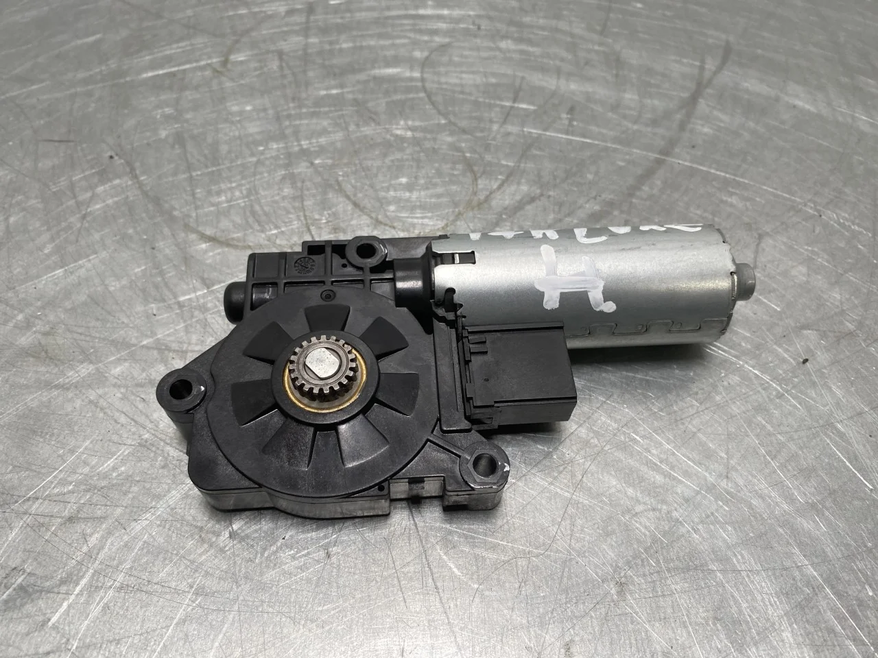 Byd ATTO 3 2022- Sunroof motor view 3
