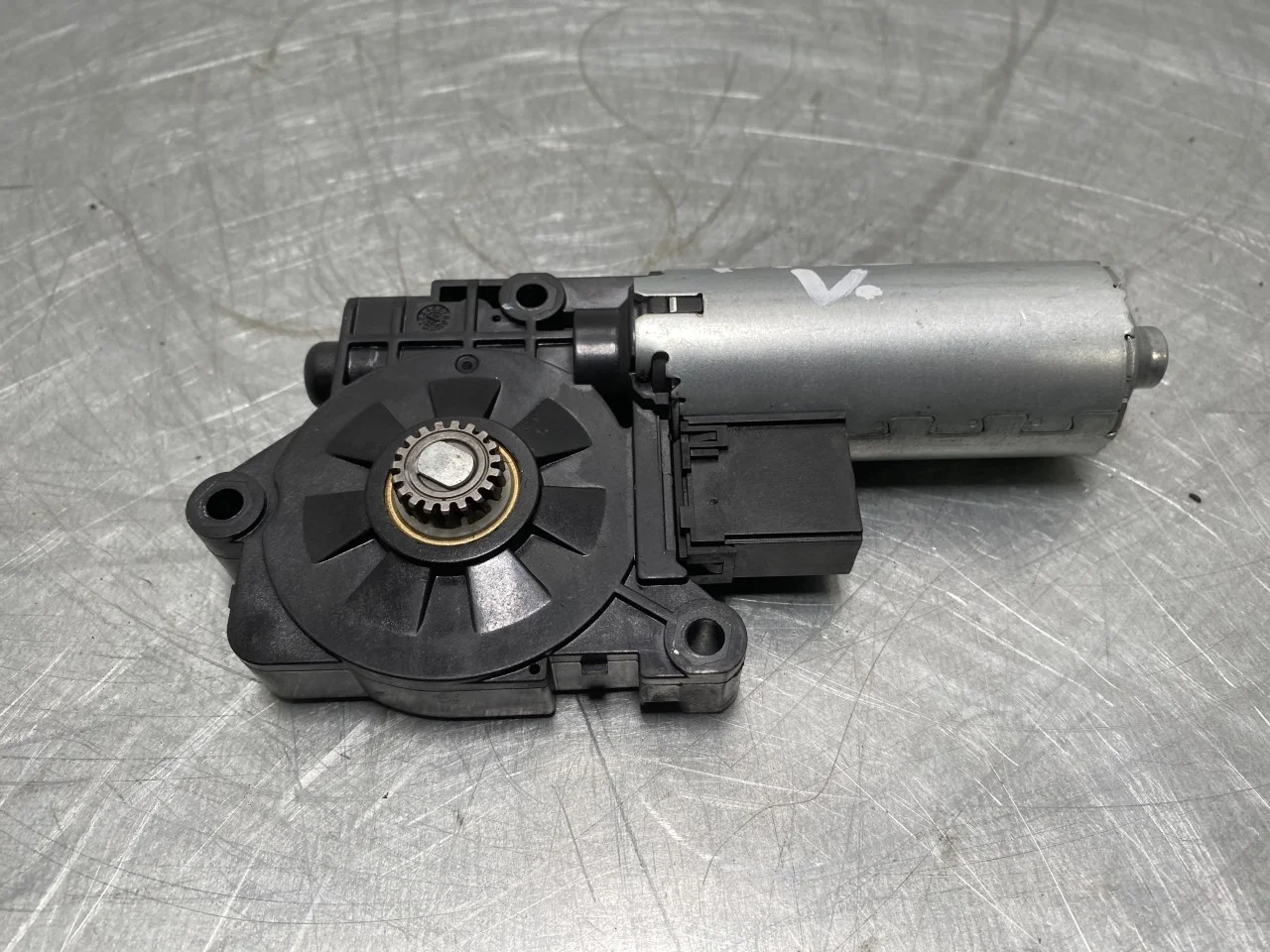 Byd ATTO 3 2022- Sunroof motor view 3