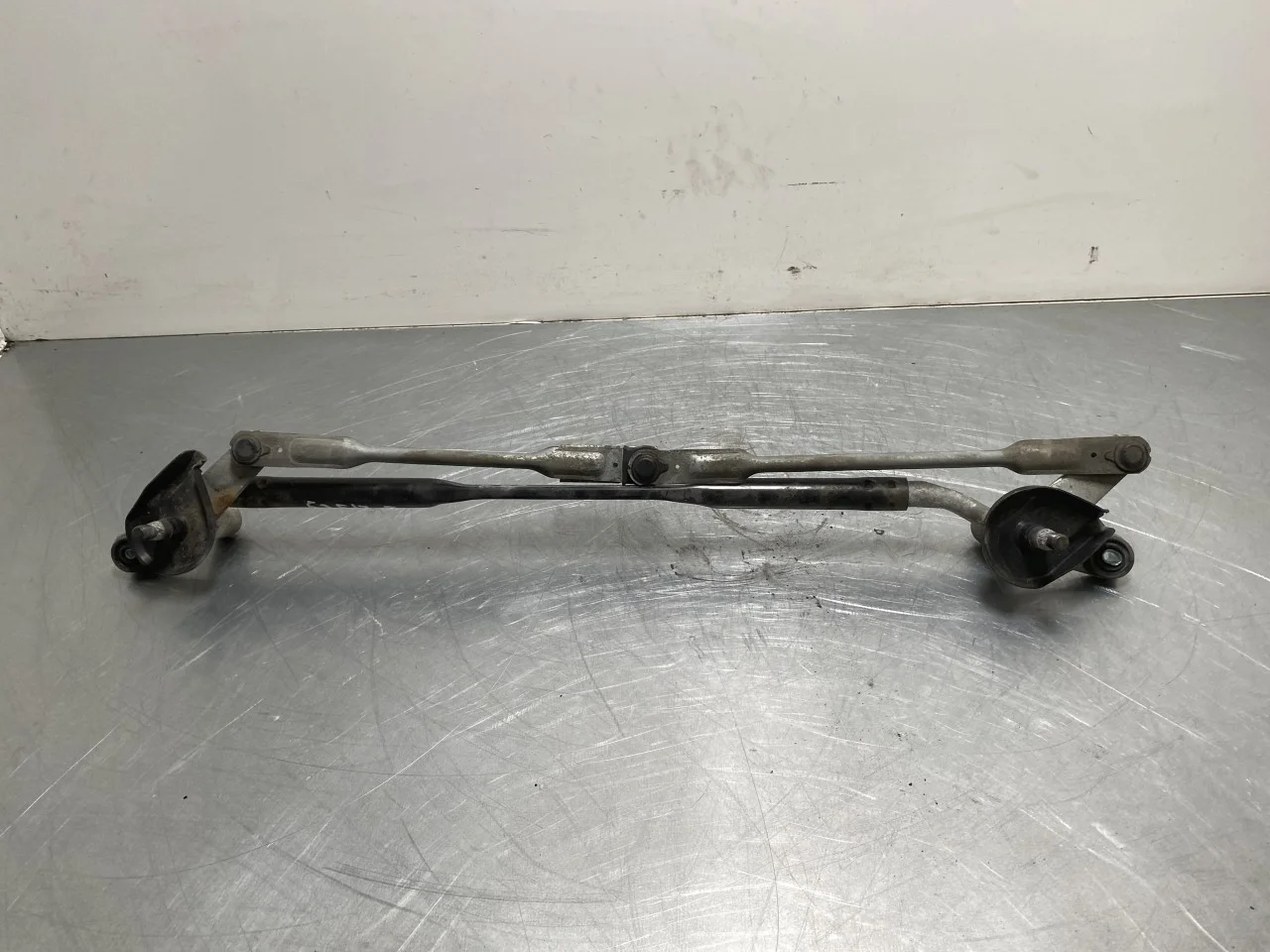 Kia SOUL 2009- Windshield wiper linkage view 2