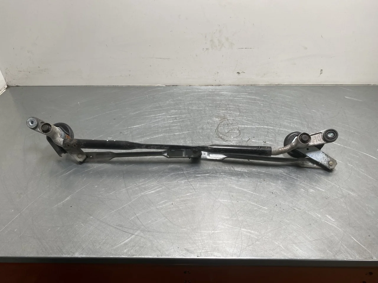 Kia SOUL 2009- Windshield wiper linkage view 3