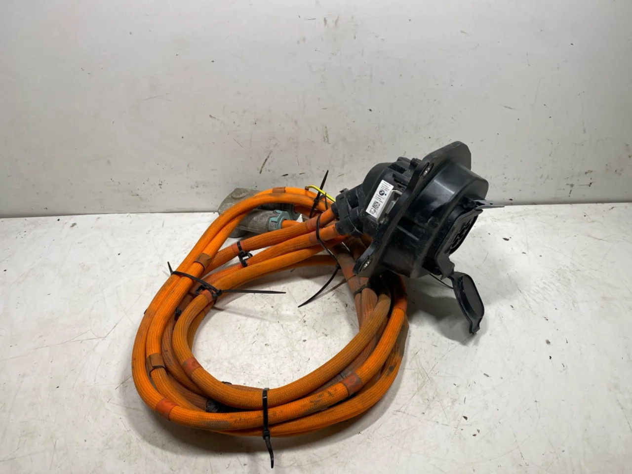 BMW X1/IX1 U11 2023- Töltőnyílás fedél, elektromos / hibrid nézet 2