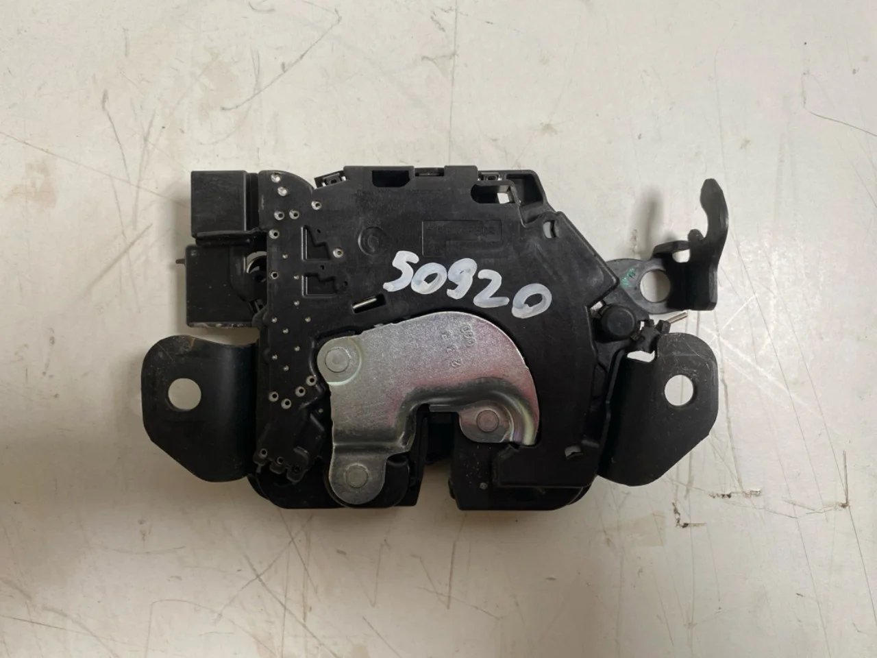 BMW X1/IX1 U11 2023- Tailgate lock view 3