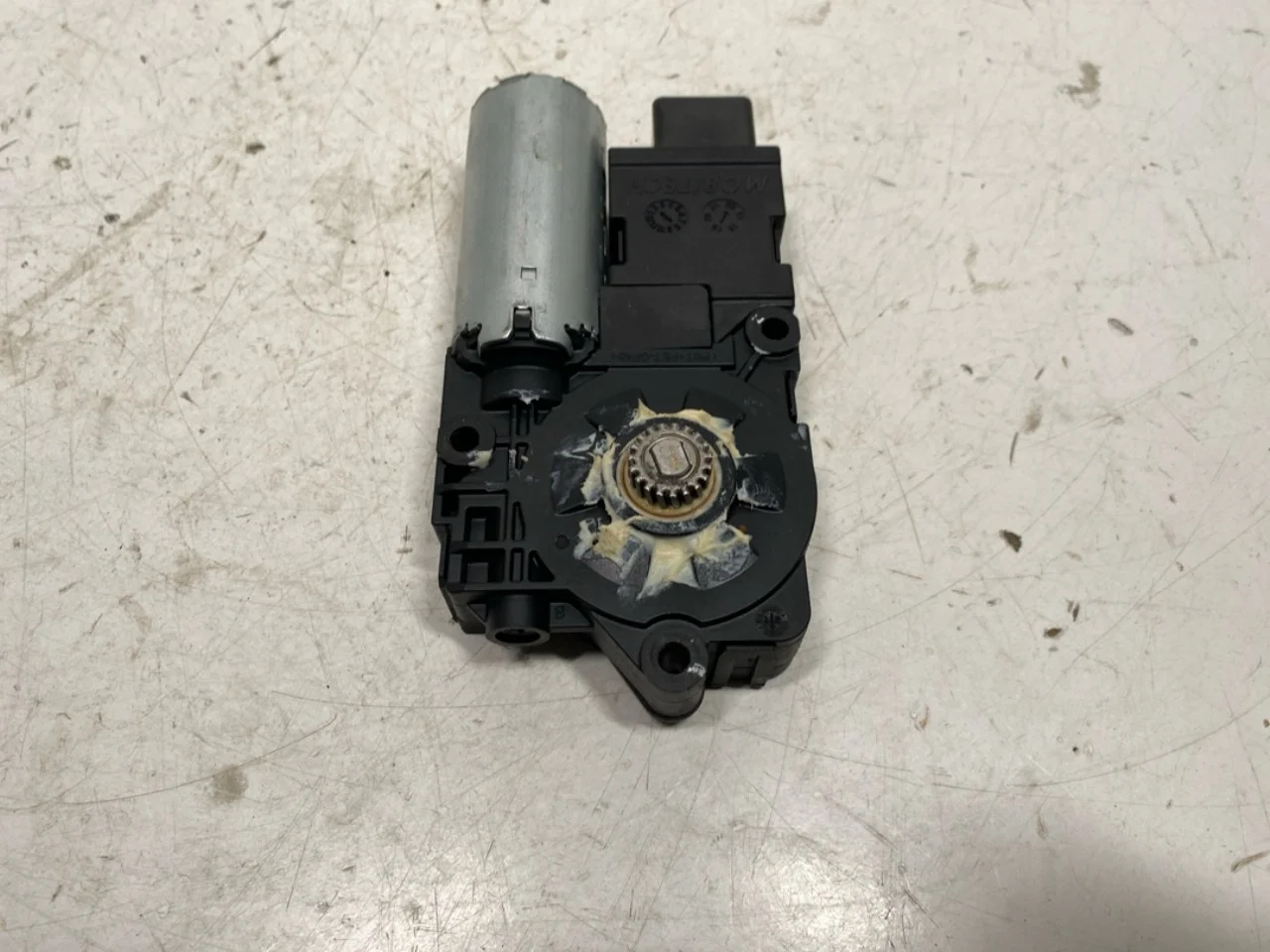 Hongqi E-HS9 2022- Sunroof motor view 2