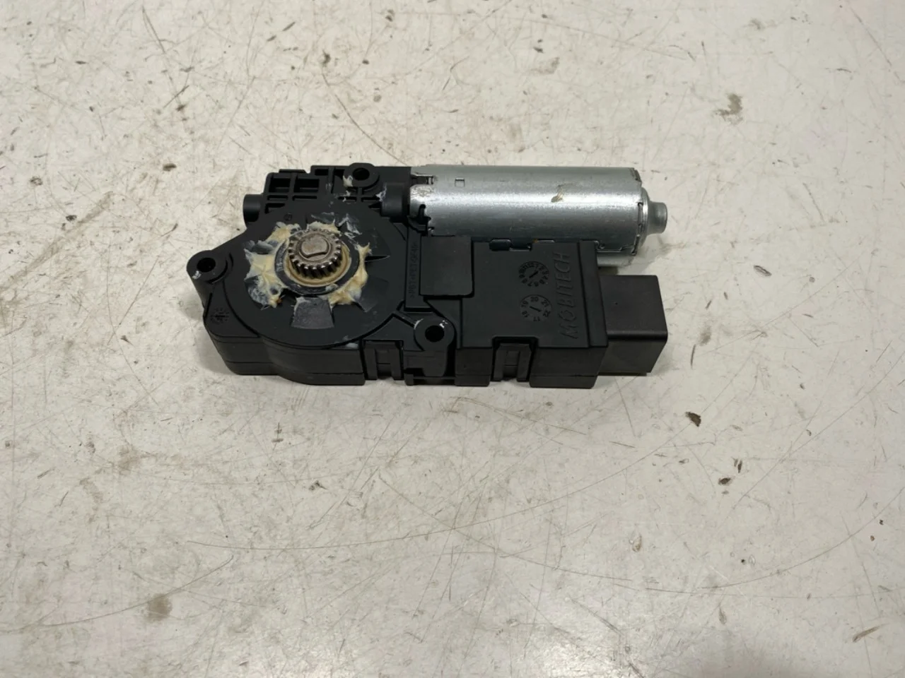 Hongqi E-HS9 2022- Sunroof motor view 3