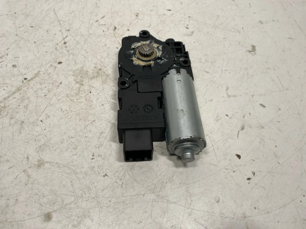 Hongqi E-HS9 2022- Sunroof motor view 4