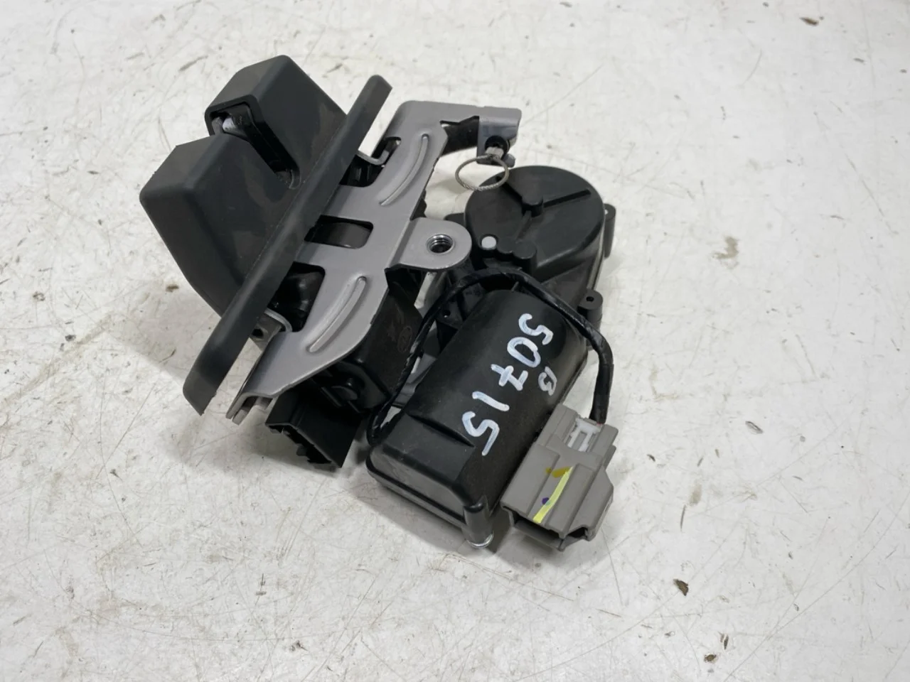 Hongqi E-HS9 2022- Tailgate lock view 2