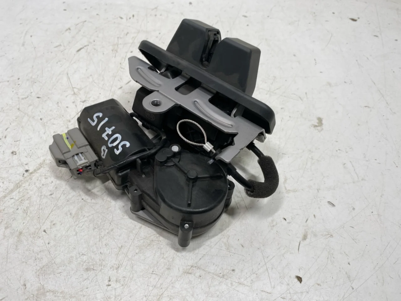 Hongqi E-HS9 2022- Tailgate lock view 3