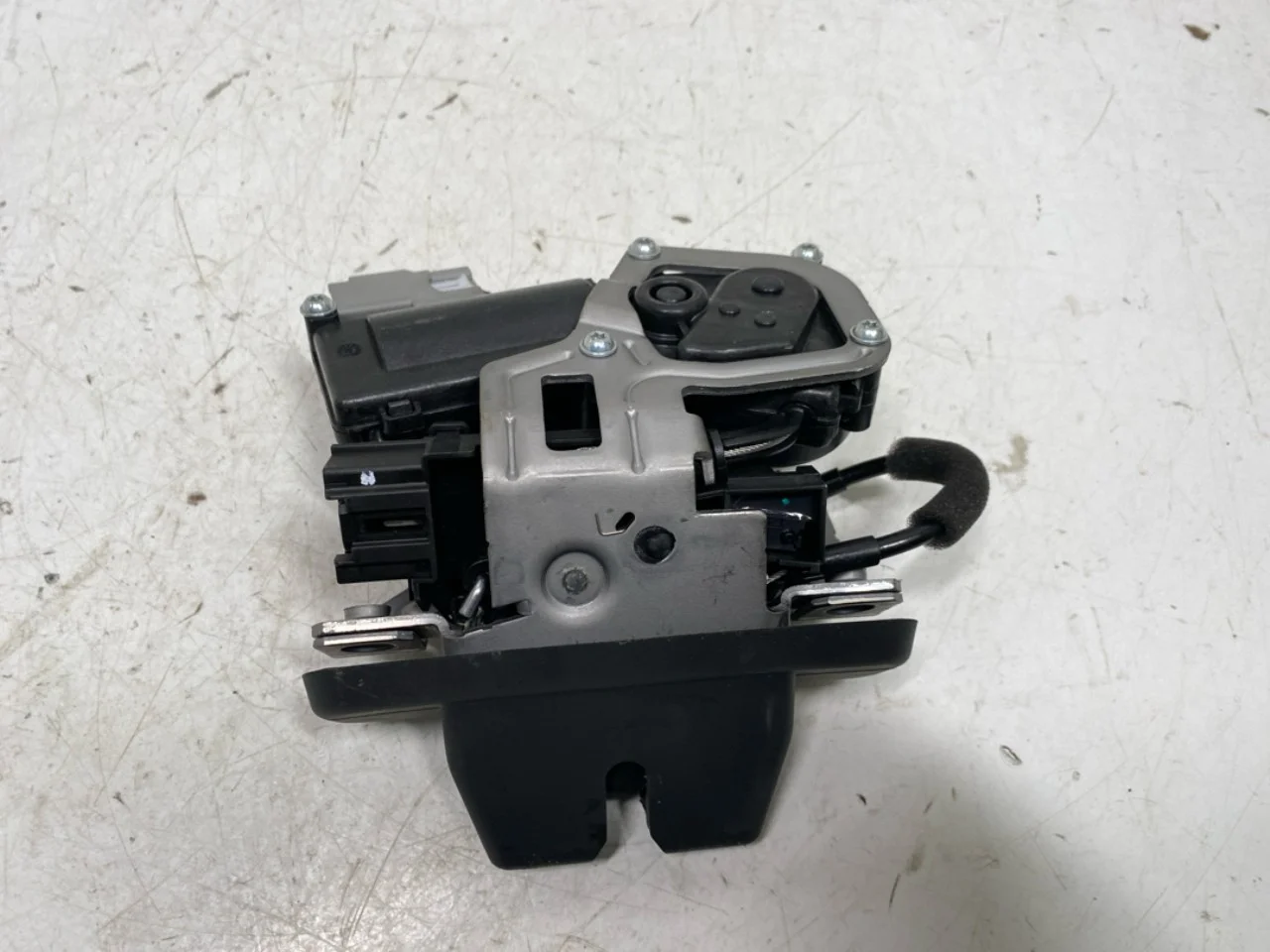Hongqi E-HS9 2022- Tailgate lock view 4